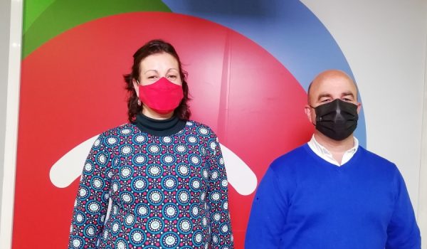 La vicedirectora del IES Pérez de Guzmán, Silvia García, junto al Jefe de Departamento de Industrias Alimentarias, Juan María Hernández.