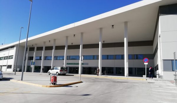 La cifra actual de pacientes con coronavirus en el Hospital Comarcal se eleva a 17, cinco de los cuales se encuentran en la Unidad de Cuidados Intensivos.