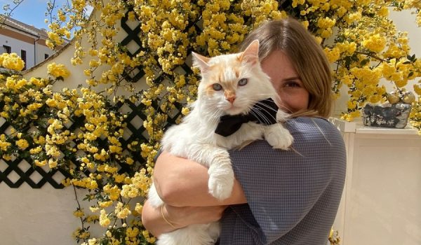 Angelina Novikova posa con Mishka en su casa de la Cruz de San Jorge.