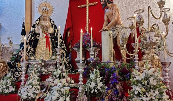María Santísima de la Esperanza y Nuestro Padre Jesús en la Columna, en su altar de la iglesia de San Cristóbal