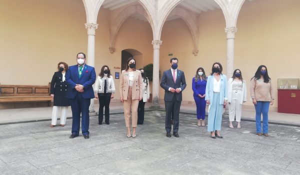 Foto de familia momentos previos al inicio del acto conmemorativo del Día Internacional del Pueblo Gitano.