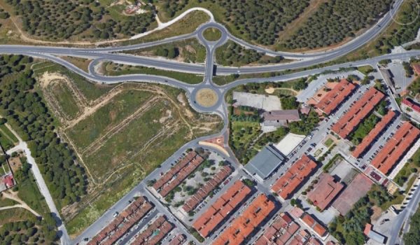 Las obras de urbanización fueron adjudicadas en 2008 por 2,7 millones de euros y se iniciaron en octubre de ese año, pero quedaron paralizadas en mayo de 2009 al entrar la empresa contratada en concurso de acreedores.