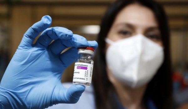 Durante la semana el personal sanitario administrará en la Serranía una media de 3.000 dosis de la vacuna contra el COVID-19.