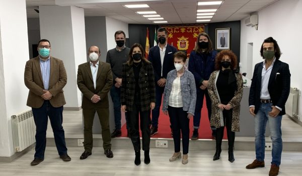 La alcaldesa y el delegado de Comercio, junto a los galardonados