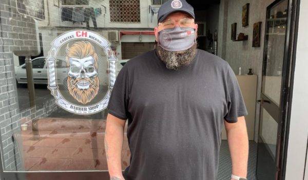 Valiente solía trabajar como vigilante de seguridad, pero una enfermedad le obligó a dejar su profesión, y ahora a encontrado en la barbería su nueva vocación.