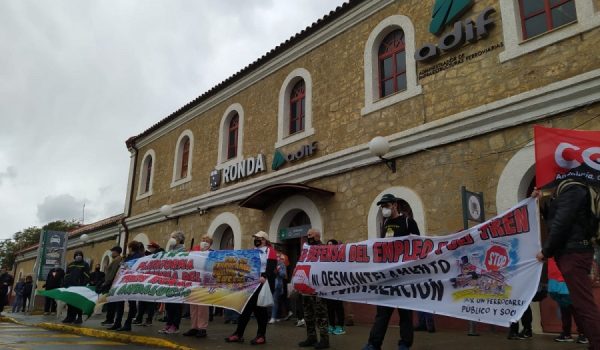 Los convocantes piden que las administraciones no dediquen recursos únicamente al fomento de la Alta Velocidad.