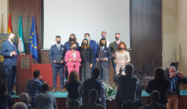 La alcaldesa de Ronda ha entregado los galardones por el Día del Trabajo a empresas y profesionales que destacan por su labor profesional., o que han emprendido durante la crisis