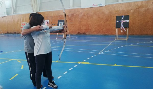 Una de las participantes del taller durante el acto de presentación en el polideportivo “Cristóbal Guerrero” de la Dehesa, donde se impartirán las clases.