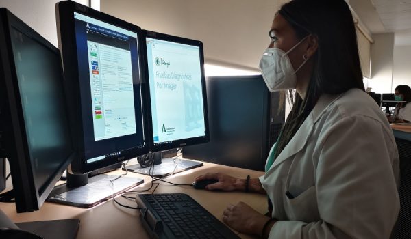 La incorporación de este equipamiento implica una mejora en la distribución y funcionalidad de los puestos de trabajo al ampliar la disponibilidad de monitores en diferentes salas diagnósticas.