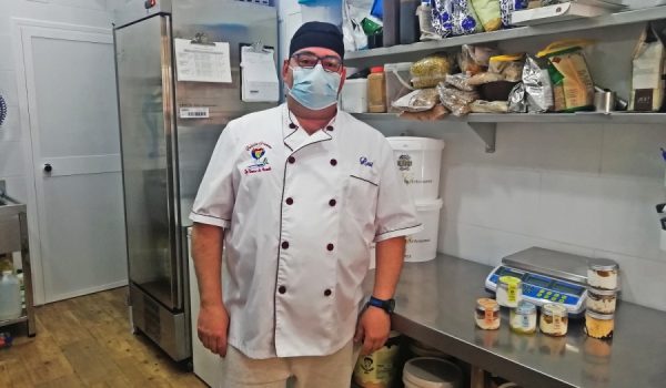 El heladero Raúl Rico aspira a afianzar la nueva línea de helados entre el público rondeño antes de ampliar horizontes.