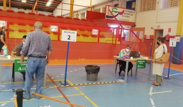 Los pabellones del Polideportivo El Fuerte acogen estos días la vacunación masiva a pacientes a partir de 50 años.