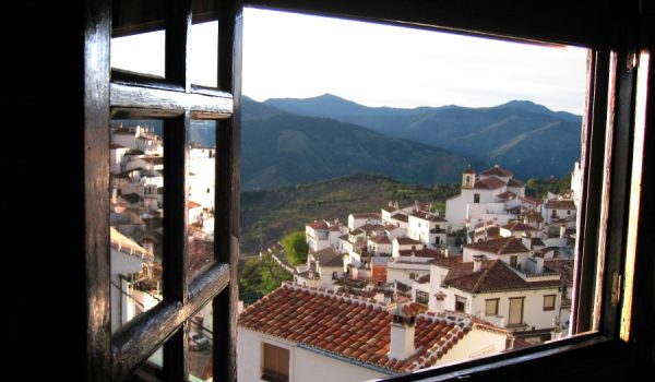 Desde los alojamientos rurales de nuestra comarca pueden contemplarse imágenes tan bellas como ésta, en Benalauría.