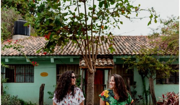 En la imagen María y Estefanía en la ciudad mexicana de San Pancho.
