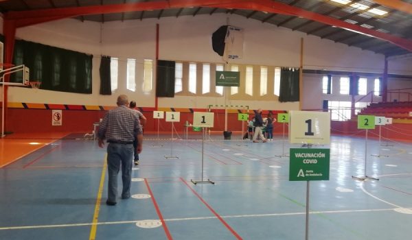 El personal sanitario continúa esta semana administrando vacunas contra el COVID-19 desde el Polideportivo El Fuerte.