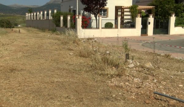 Los vecinos solicitan la ubicación de un cortafuegos para prevenir posibles incendios durante la época estival.