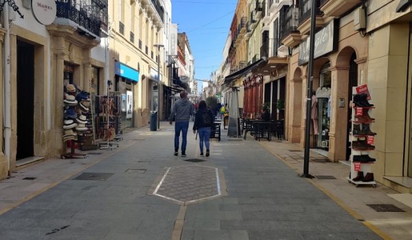 La alcaldesa de la ciudad no ha precisado la fecha en que se completará esta primera fase del entoldado de la céntrica calle.