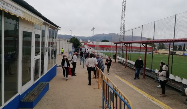 La vacunación para mayores de 50 años continúa en los pabellones del Polideportivo El Fuerte.