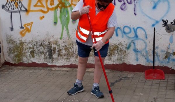 Las personas con discapacidad se han dedicado estos días a mantener limpio el entonrno de las instalaciones de Asprodisis.