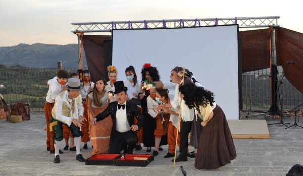El acto implicó la participación de más de 50 artistas, músicos y bailaores en torno a la fiesta de Ronda Romántica.
