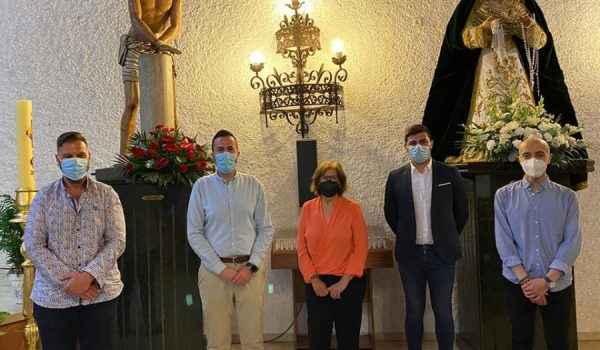 Sánchez Pozo junto a varios de los integrantes de la nueva junta directiva de la hermandad.