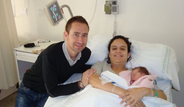Francisco Javier y Mari Paz, posando orgullosos junto a la pequeña Valeria.