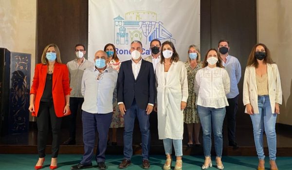 El consejero de Presidencia de la Junta de Andalucía, Elías Bendodo, ha visitado este sábado nuestra ciudad en calidad de presidente provincial del Partido Popular para mostrar su apoyo a la formación en Ronda.