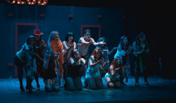 Los alumnos de Entre Bambalinas y su director cerraron dos funciones con aplausos constantes.