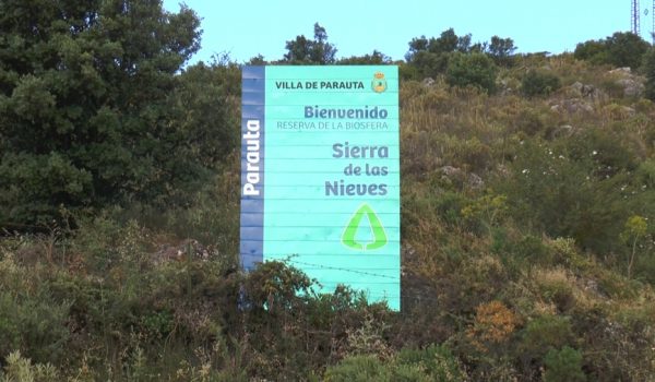 Cartel de bienvenida en la Sierra de las Nieves en el término muncipal de Parauta