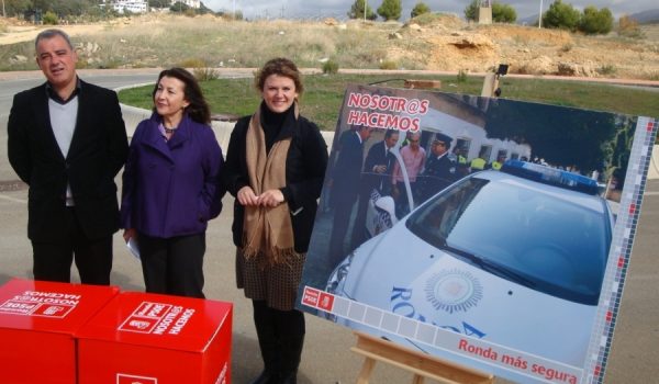 El Delegado de Seguridad Ciudadana, acompañado de Mª José Martín y Teresa Valdenebro.