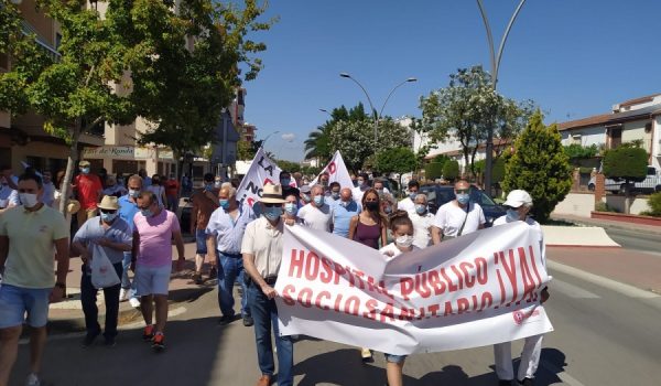 Decenas de vecinos se echaron a la calle para reclamar la construcción de un centro para pacientes crónicos con una gestión pública.
