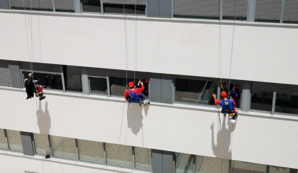 La colaboración de los profesionales de la empresa encargada de la limpieza ha permitido a los menores ingresados saludar a sus superhéroes favoritos.