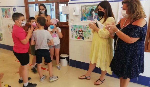 La trabajadora social de AYUCA Lucía Pacheco y Rosa Pérez, miembro de la junta directiva de la asociación, han recogido esta mañana el donativo del centro a quienes han agradecido encarecidamente su contribución.