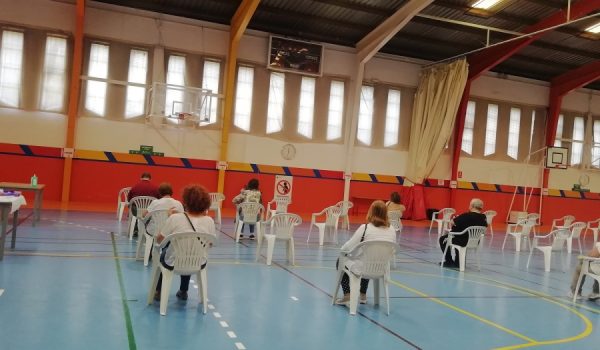 Esta semana vecinos menores de 40 años reciben la vacuna contra el COVID-19 en dosis de Pzifer o Moderna.