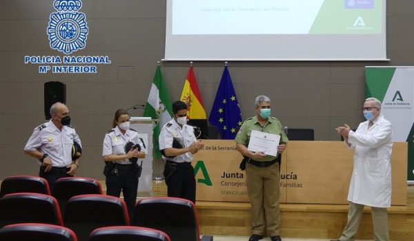 Con este gesto, la Policía pretende visibilizar el trabajo desempeñado por el personal de seguridad privada encaminado a proteger a los profesionales sanitarios.