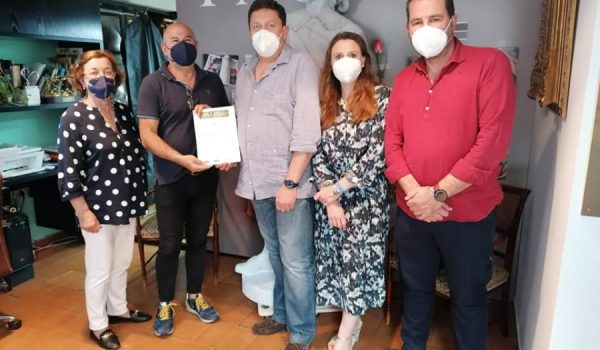 Varios representantes de la hermandad visitaron la pasada semana el taller del artesano.