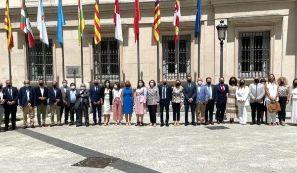 Los alcaldes de los 14 municipios de la zona protegida, entre ellos la alcaldesa de Ronda, han seguido desde la Cámara Alta el debate y votación de la Proposición de Ley sobre dicha declaración.