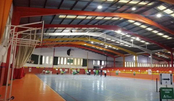 Estos días los mayores de 50 años reciben la segunda dosis de AstraZeneca en el punto de vacunación de El Fuerte, así como vecinos menores de 40 años.