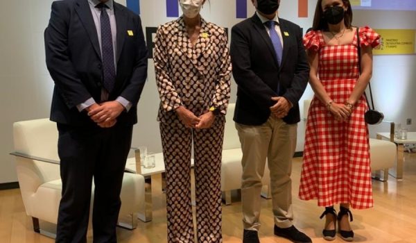 A la izquierda de la imagen el secretario de APYMER Antonio Palma, que recogió la distinción junto a la Directora General de Comercio de la Junta de Andalucía, Lorena Garrido.