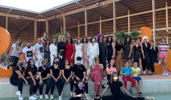 Numerosos artistas locales y alumnos del Centro de Artes Escénicas Entre Bambalinas participaron en Ronda con Orgullo.