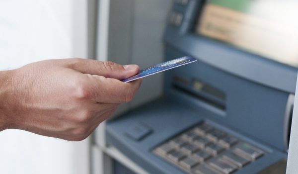 La investigación apuntaba a que, mientras el denunciante entró a reclamar la cantidad a los empleados de la sucursal bancaria,  alguna persona que se percató de que, finalmente, el cajero electrónico si expendió el dinero solicitado.