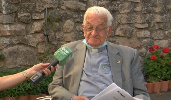 Don Alonso prepara esta obra con ayuda de otras personas, entre ellas el escritor Antonio Garrido.