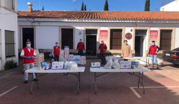 Cruz Roja suele realizar su reparto de alimentos en el centro cívico Juan Carlos I