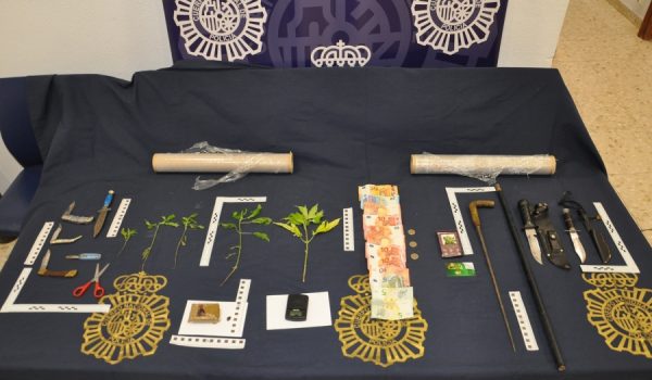 El operativo se ha saldado con la intervención, por parte de los efectivos, de 82 gramos de hachís, instrumentos relacionados con la confección, venta y distribución de la droga y 148 euros en efectivo.