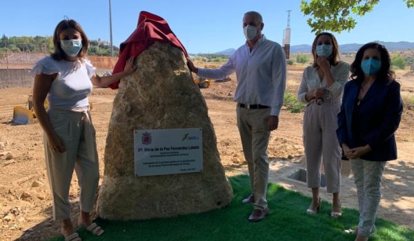 La alcaldesa y varios concejales han ubicado una cápsula del tiempo junto a un monolito que recuerda la ubicación de la primera piedra.
