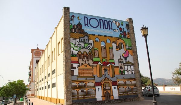 El mural puede contemplarse en el acceso a la ciudad desde la Barriada de La Dehesa.