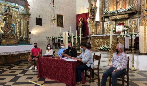 Miguel Becerra, en el centro de la imagen, asumirá la responsabilidad como Hermano Mayor del Santo Entierro los próximos cuatro años.
