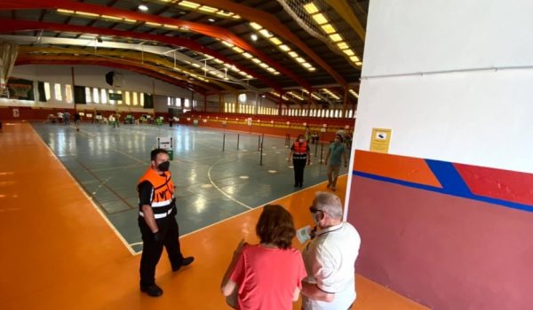 Estos días vecinos de la comarca de diversos grupos etarios acuden al Polideportivo El Fuerte para recibir la vacuna contra el COVID-19.