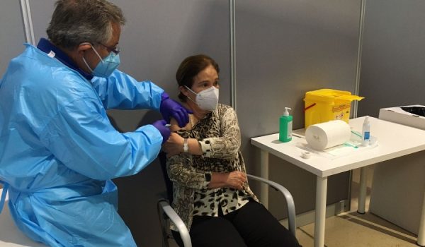 Los mayores de entre 40 y 69 años pueden acudir al punto de vacunación sin cita previa para recibir una única dosis de Janssen