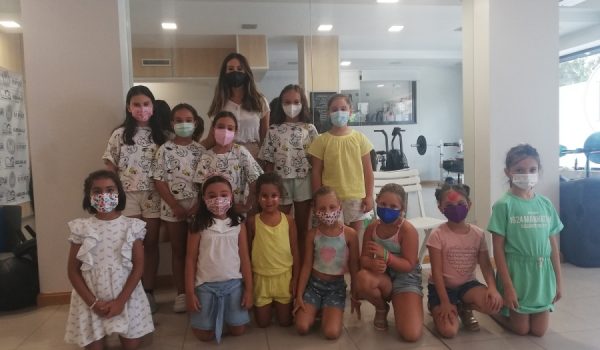 Alumnas de BDanza Estudio junto a la directora del centro