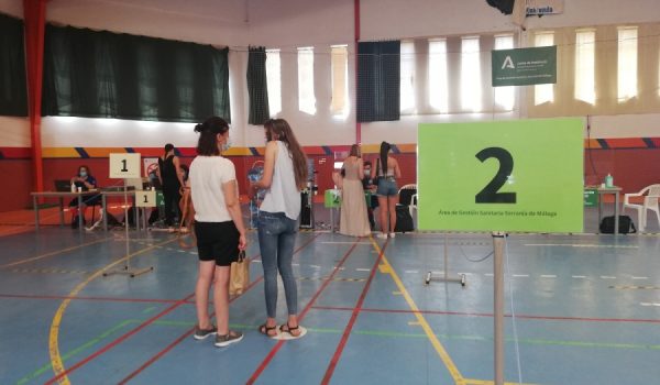 Los menores de 16 años están acudiendo al centro de vacunación acompañados de un tutor legal